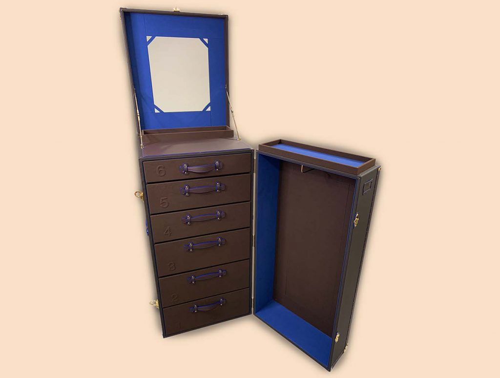 Beauty care trunk opened mirror