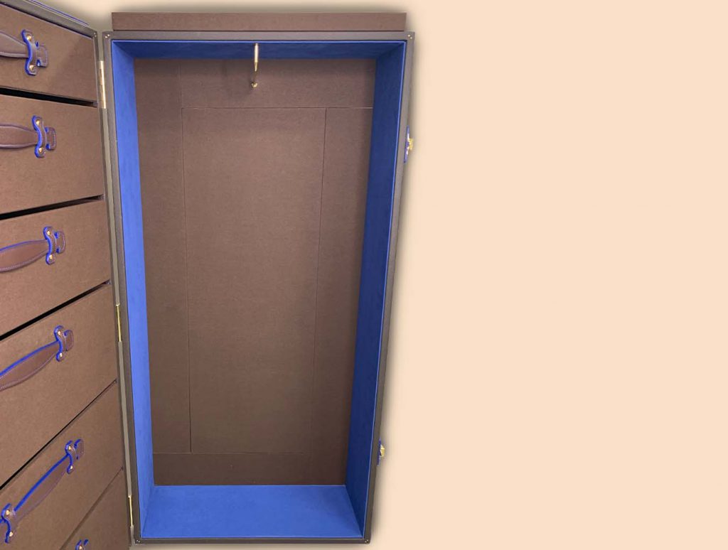 Beauty care trunk wardrobe side