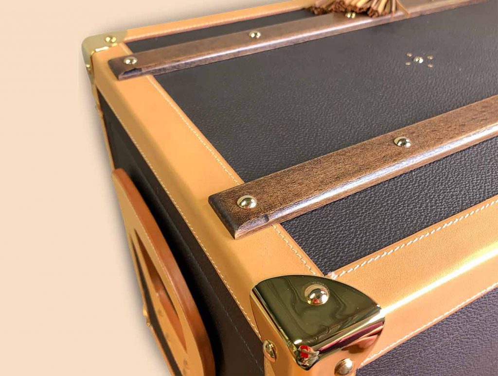 Coffee trunk exterior top wood slats and solid brasse gold 24 ct fittings