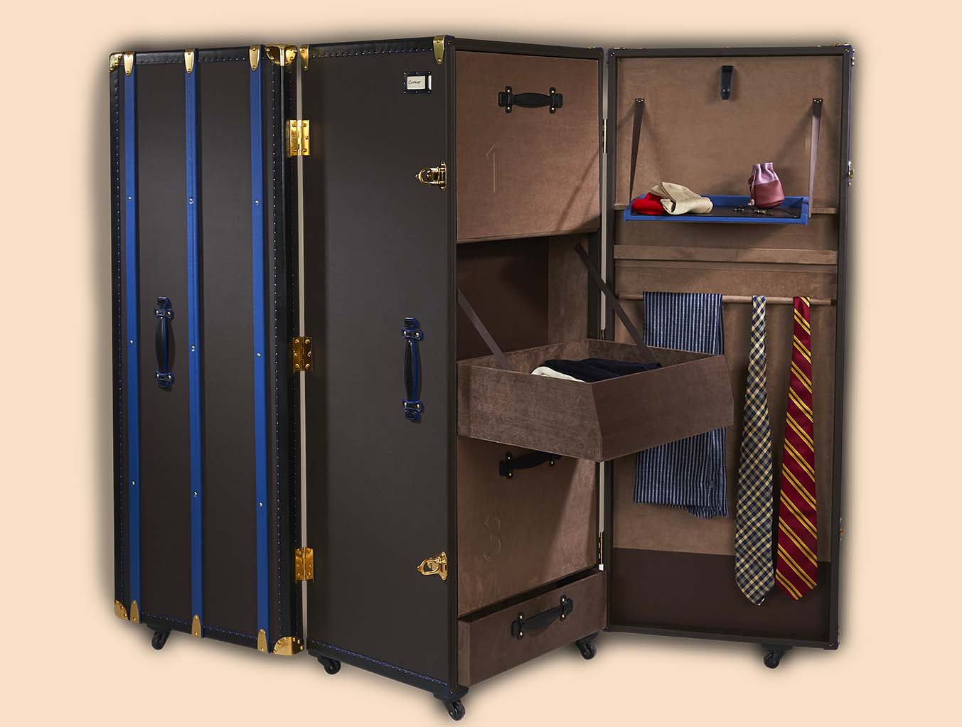 Dressing wonderfair trunk drawers open