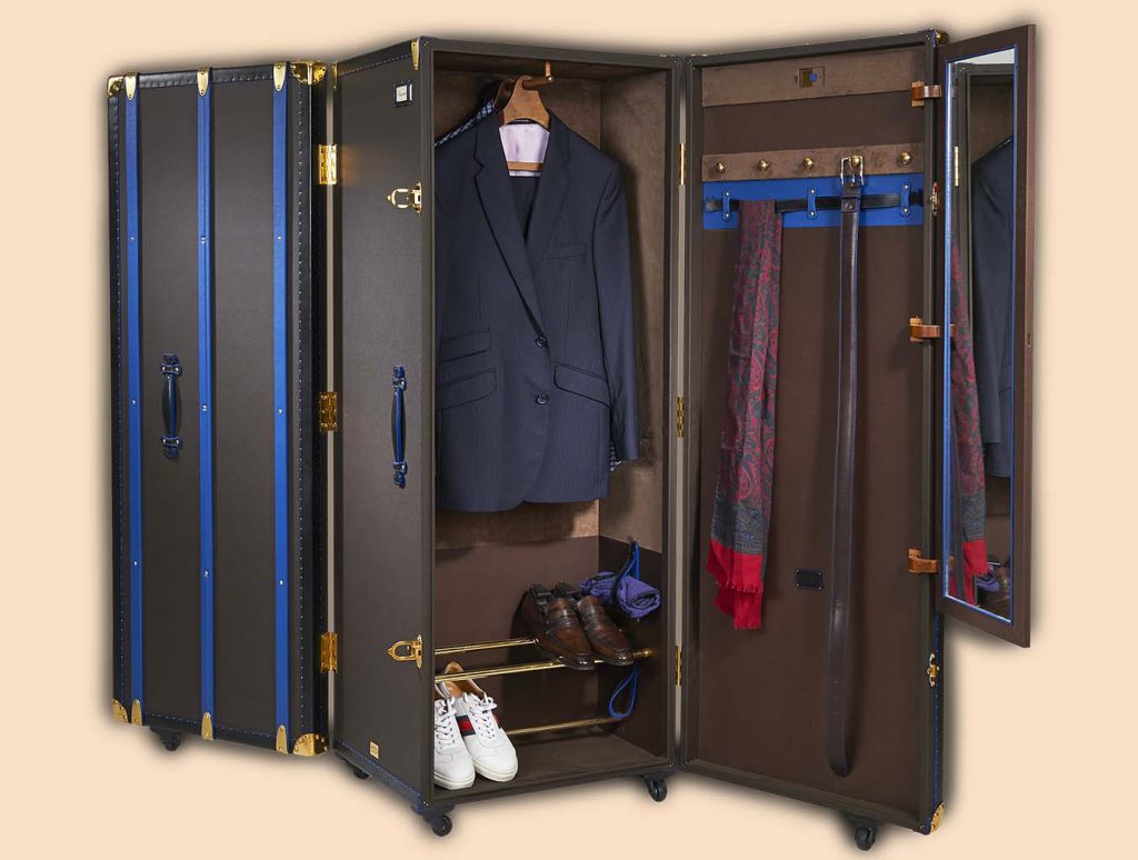 Dressing wonderfair trunk full open