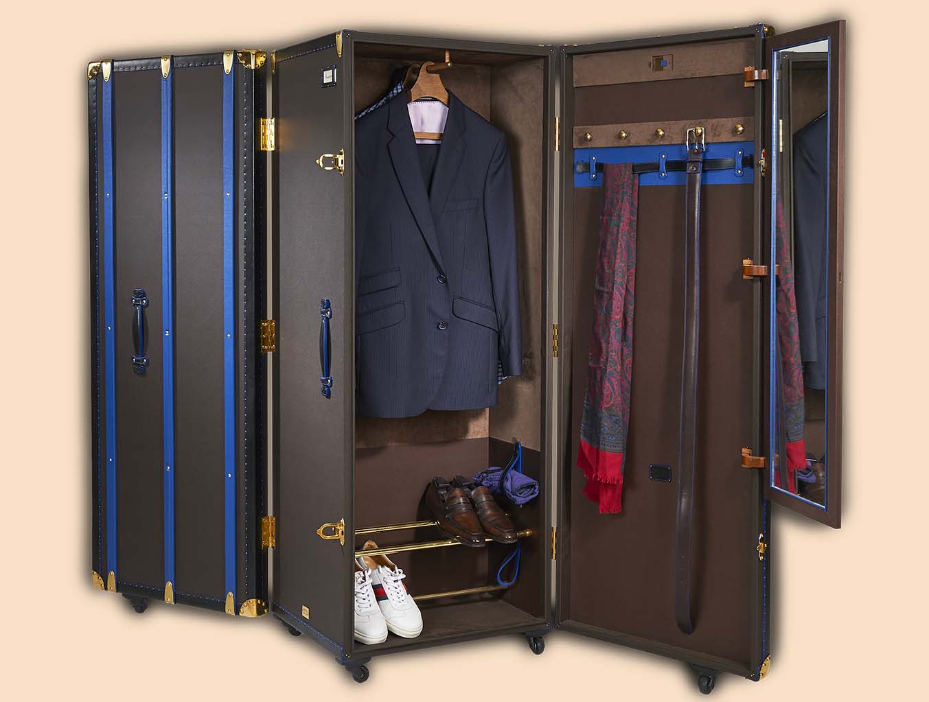 Dressing wonderfair trunk full open