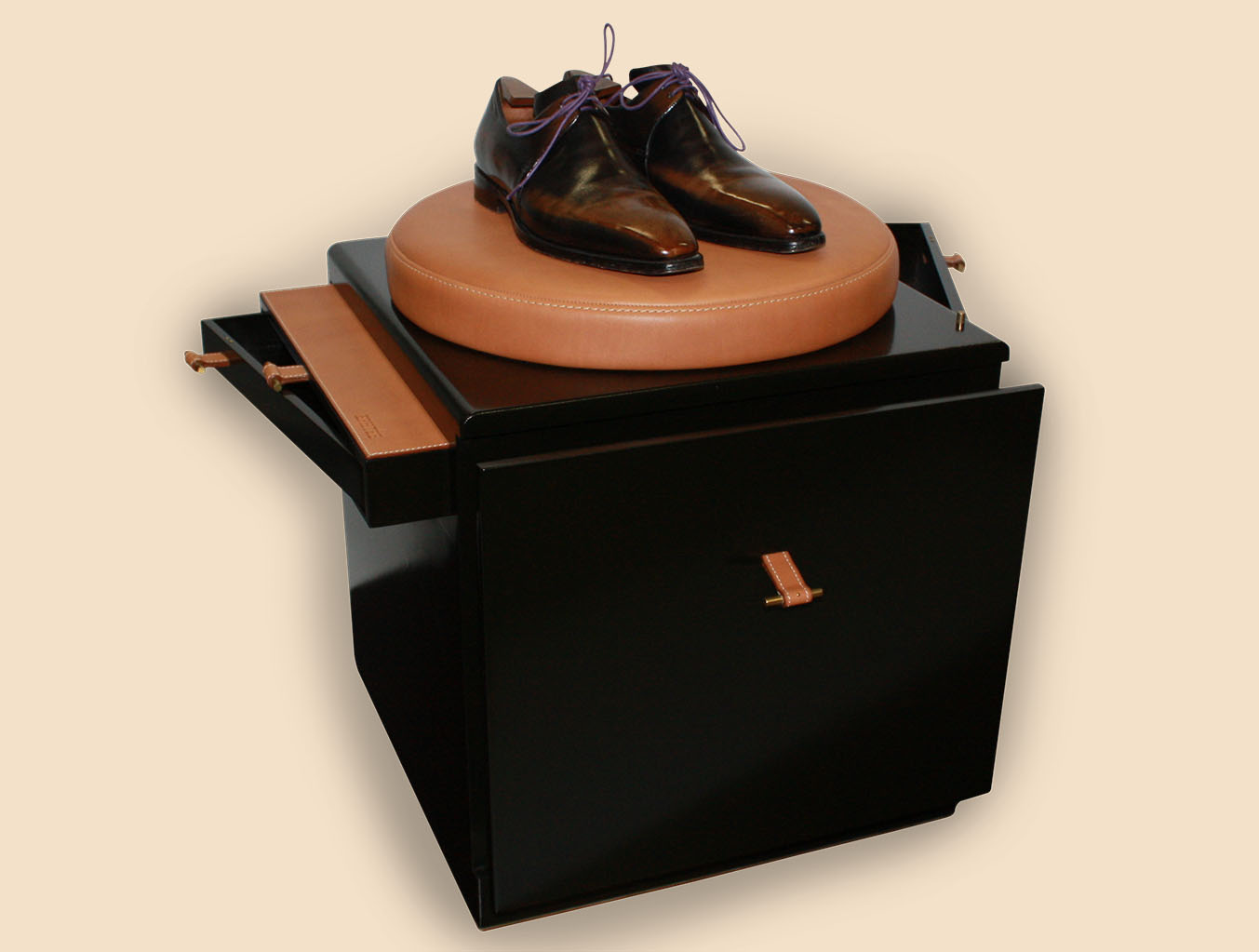 Figaro seat shine wax place shelf deployed 1