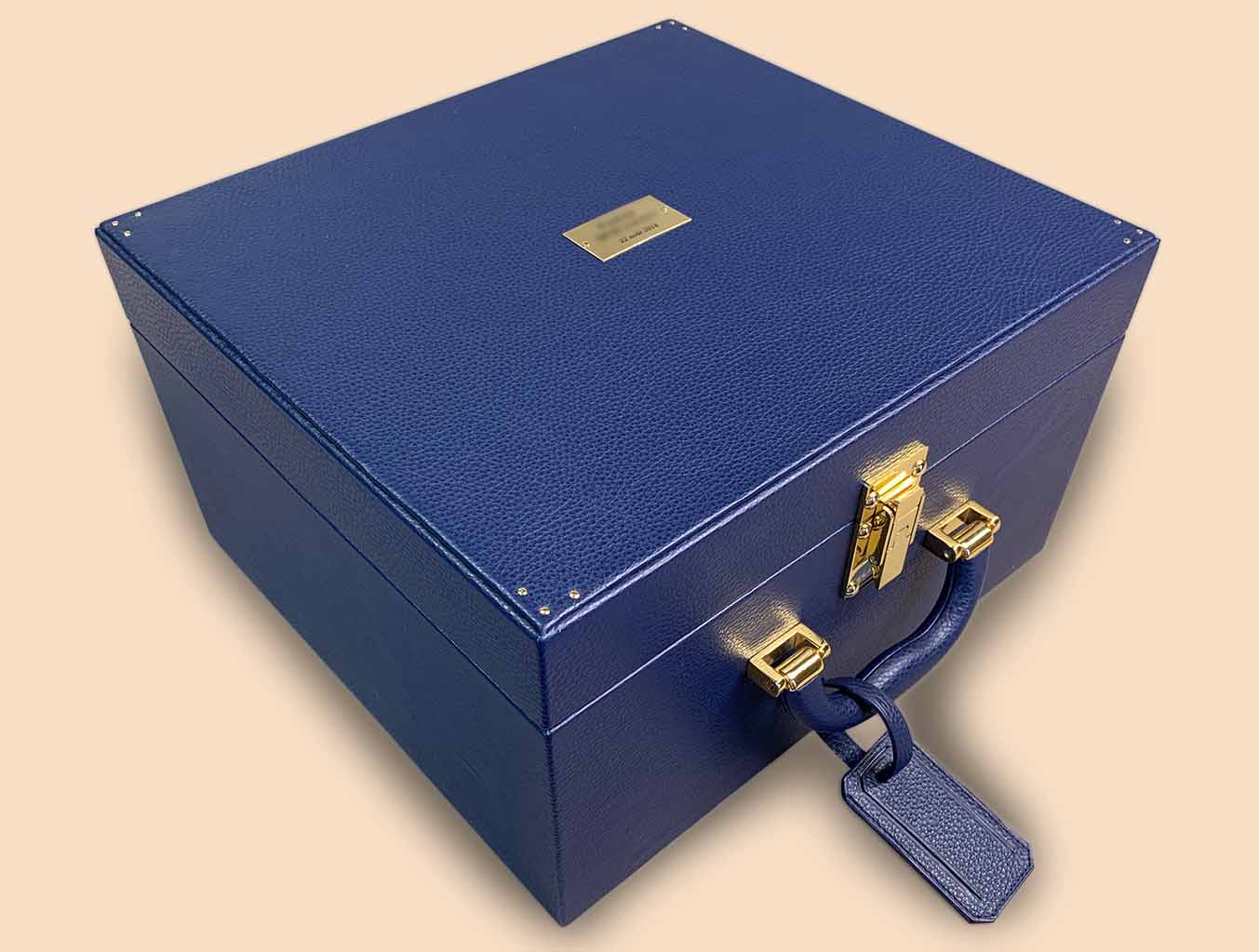 Hat casket box tricorn top personnalized name plaque gold fittings