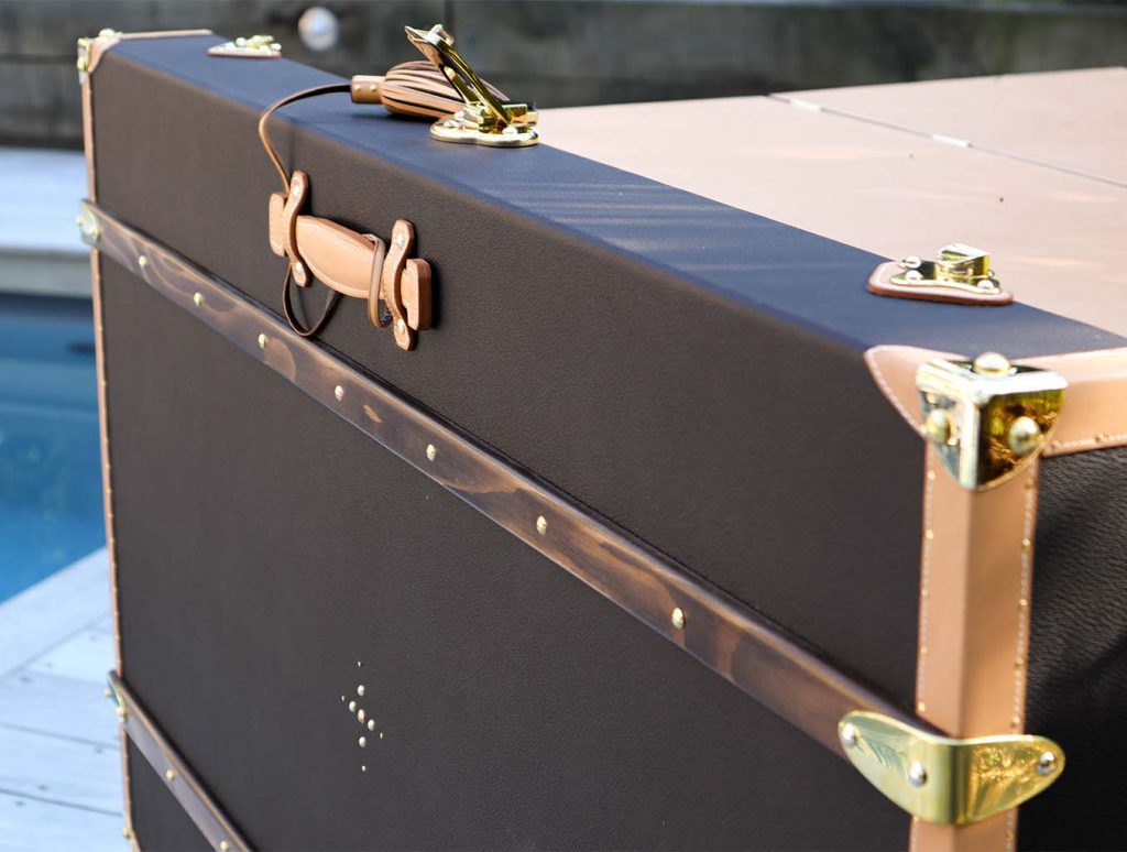 Scretary office mobile trunk top back details handle wooden slat