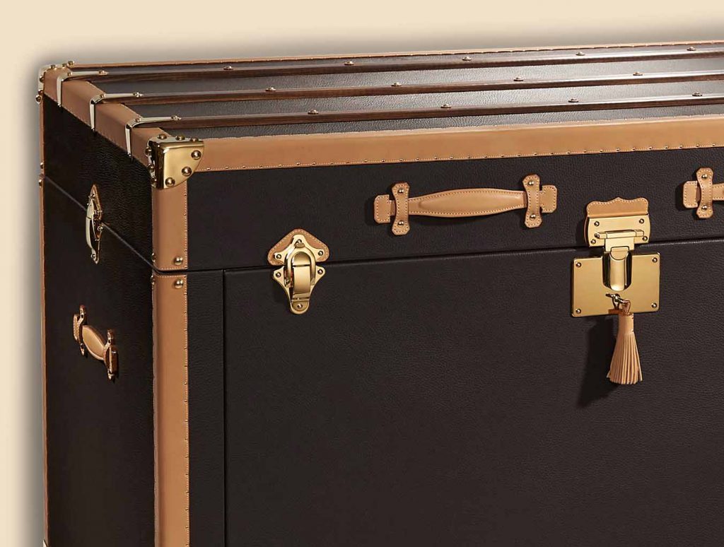 Shoes palace trunk 32 pairs corners wood laths handles