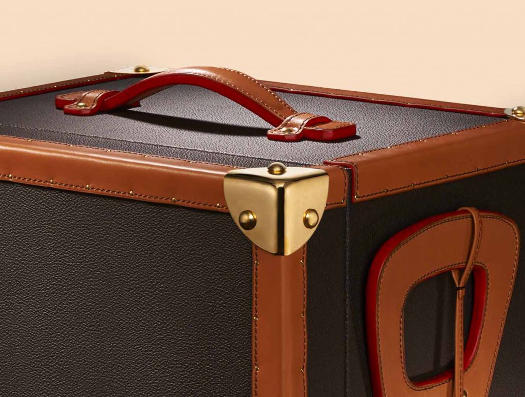 Watchmaking trunk 36 time pieces corner